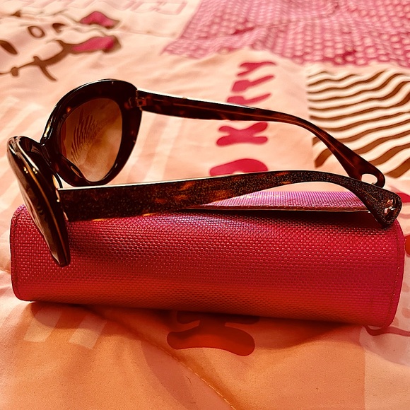 Betsey Johnson Sunglasses - Picture 6 of 11